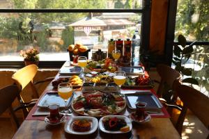 格雷梅罗马凯芙套房酒店的餐桌,带食物盘和橙汁杯