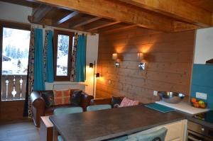 莫尔济讷金币寒冷粉末小屋酒店的厨房设有木墙和桌椅