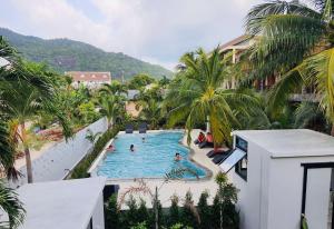 哈林海滩Family House Resort, Haad Rin的享有度假村游泳池的顶部景致