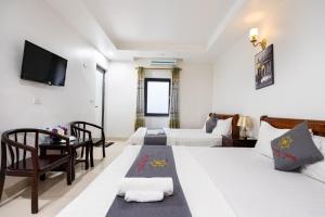 河内Đức Hiếu 1的一间酒店客房,设有两张床和电视