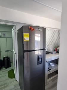 普罗维登西亚POSADA ALEENY的厨房里的不锈钢冰箱