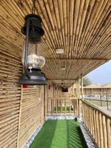 范兰德凡Gopika Resort的绿色地板和浅色的木质建筑