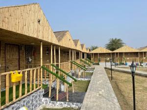 范兰德凡Gopika Resort的连排的木结构建筑,带有游乐场