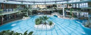 沙博伊茨Meertraum Premium Wohnung mit 3 Zimmern, 250m zum Strand的大型建筑中的大型游泳池