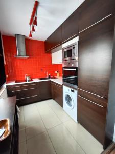 弗沃达瓦Apartament w centrum的厨房配有洗衣机和微波炉。