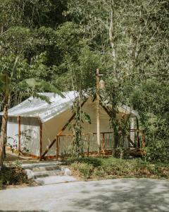 PatjungGlamping tent in Pelaga Eco Park的森林中间的大帐篷