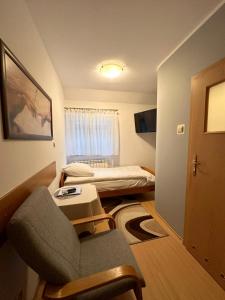 BralinMotel Za Miedzą的小房间,配有椅子和床