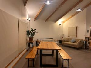 科伊艾科Cabañas Altos del Simpson的客厅配有木桌和沙发