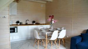 梅尔诺Sun Club - Modern Houses Mielno - Mielenko的厨房以及带桌椅的用餐室。