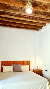 托泽尔Maison d'hôtes "Dar Khalifa"的一间卧室设有一张木天花板床。