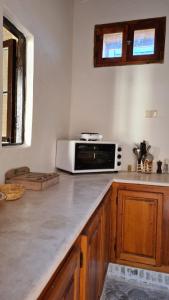 托泽尔Maison d'hôtes "Dar Khalifa"的厨房配有带微波炉的台面