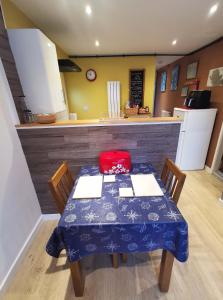 塞米斯湾The Annex的厨房配有红色枕头和桌子