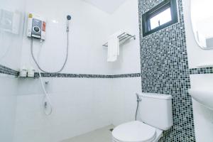 素辇府The Gun Hotel的浴室配有卫生间、淋浴和盥洗盆。