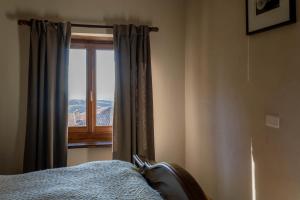 Belvedere LangheNumber 10 Locanda B&B的一间卧室设有一张床和一个美景窗户。