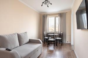 阿拉木图Two Bedroom Apartment In The Center of Almaty的客厅配有沙发和桌子