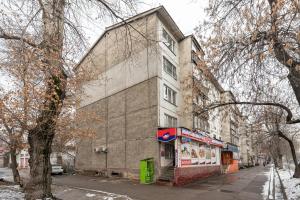 阿拉木图Two Bedroom Apartment In The Center of Almaty的街道边的建筑物