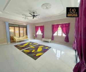 马六甲ASTANA SHAFIIS的大型客厅配有粉红色的窗帘和地毯。