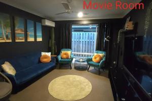 Deluxe Fully Air-conditioned 4BR House with Movie & Family Room的休息区
