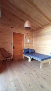 库雷尼佩Cabañas Orca Lodge Norte vista panoramica的小木屋内的一个房间,配有蓝色的床
