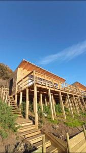 库雷尼佩Cabañas Orca Lodge Norte vista panoramica的一座带木楼梯的小山上的房屋
