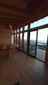 库雷尼佩Cabañas Orca Lodge Norte vista panoramica的大房间设有桌子和一些窗户