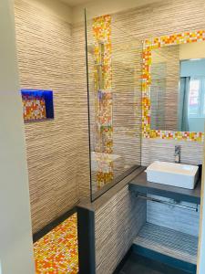 蓬塔杜索尔Residencial Sol Point Art的一间带水槽和淋浴的浴室