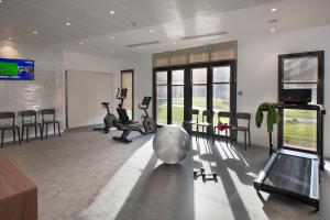 勒特雷波尔Domitys La Palangre的一个带健身器材的健身房,位于带窗户的房间