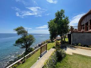 艾湄湾The Angsa villas的享有海景。
