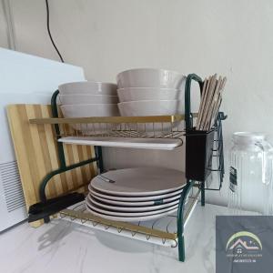 峇六拜Minimalist Duplex @ BayanLepas的架子上的盘子和碗