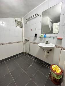 河内NHÀ AN的一间带水槽和镜子的浴室