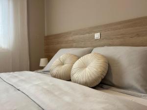 查科韦茨City Luxe Apartment的床上的2个枕头和床头板