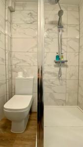 韦茅斯费尔赫维酒店的白色的浴室设有卫生间和淋浴。