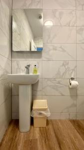 韦茅斯费尔赫维酒店的白色的浴室设有水槽和镜子