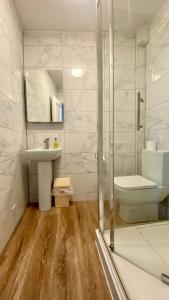 韦茅斯费尔赫维酒店的带淋浴、盥洗盆和卫生间的浴室