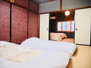 出云市Folksy House / Vacation STAY 64171的一间卧室设有两张床和窗户。