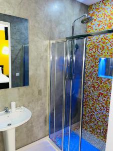 蓬塔杜索尔Residencial Sol Point Art的带淋浴和盥洗盆的浴室