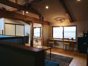 出云市Kura kawamukai / Vacation STAY 35227的客厅配有桌子和一些窗户