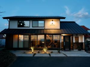 出云市Kura kawamukai / Vacation STAY 35227的一座黑屋顶和玻璃窗的房子