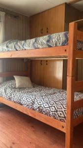 瓦尔迪维亚Cygnus Hostel的客房内的两张双层床
