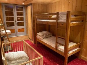 莱孔塔米讷蒙茹瓦Joyeux Flocon - Spacieux chalet的小屋内带两张双层床的客房