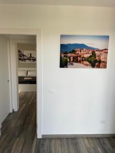博尔索-德尔格拉帕da Toni Guesthouse的挂在墙上的一张照片