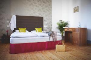 海德堡唐怀瑟酒店的一间卧室配有一张带黄色枕头的大床