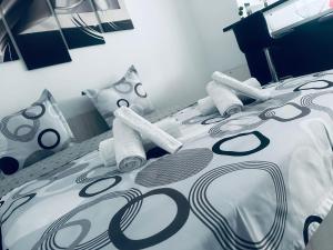 SînpetruDayan's House的一间卧室配有一张带黑白色床罩的床。