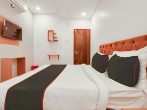 海得拉巴Super Collection O White Ridge Kamineni的一间卧室,卧室内配有一张大床