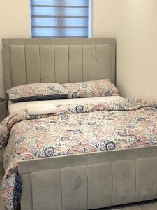 BradenhamExquisite 2 Bedroom Fully Furnished Annex的床上有被子和枕头