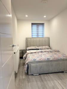 BradenhamExquisite 2 Bedroom Fully Furnished Annex的一间卧室设有一张床和一个窗口