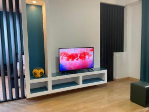 蓬塔杜索尔Residencial Sol Point Art的客厅里的平面电视