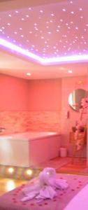 拉西约塔Studio Love Spa Baignoire XXL Port Vieux La Ciotat的一间带粉红色房间的客厅