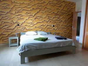 波多诺伏Vila Babosa的一间卧室设有一张床和木墙