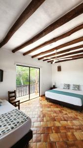 巴里查拉Hotel AMANEE的一间卧室设有两张床和大窗户